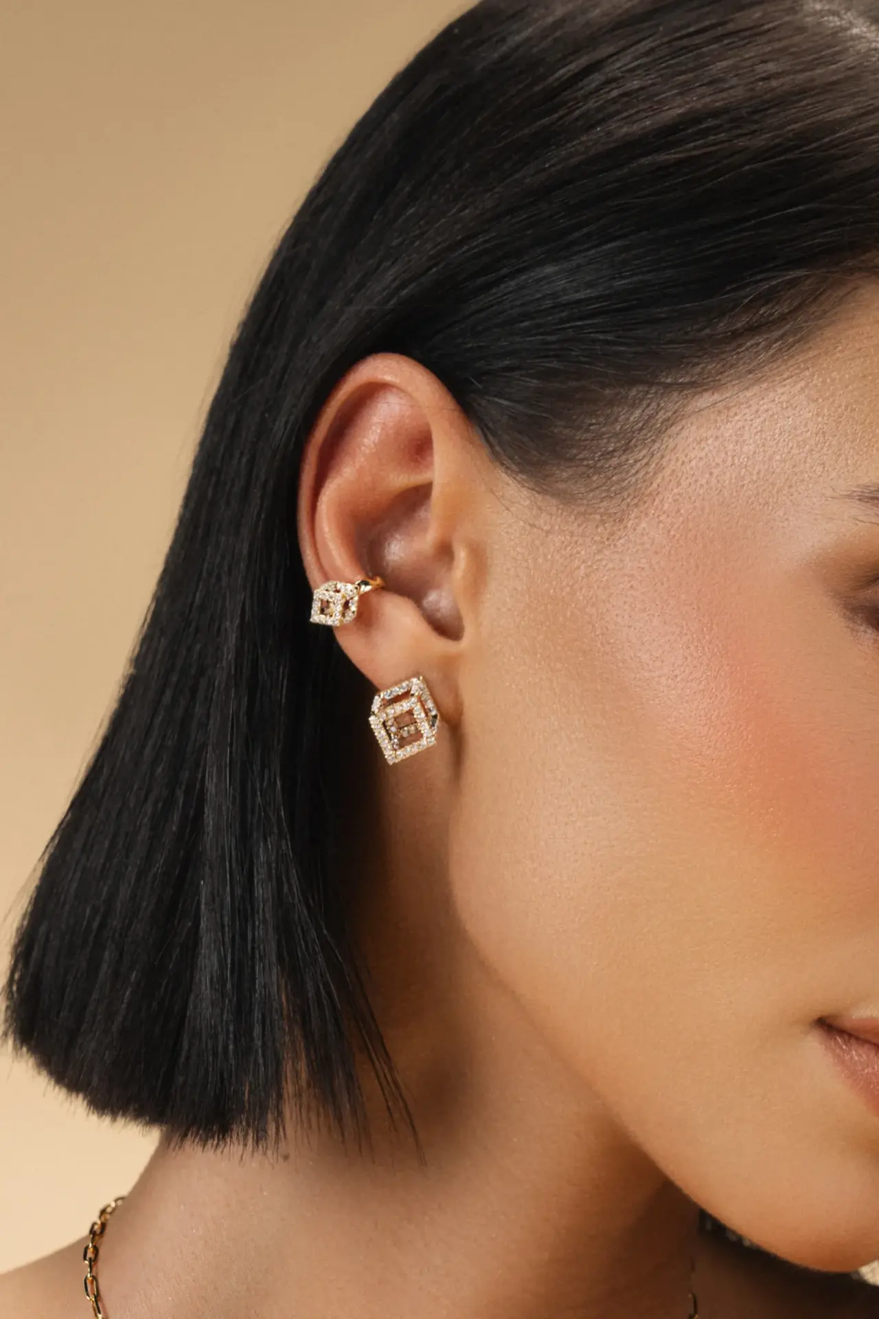 Cube Mirage Icon pavé necklace in yellow gold worn on model